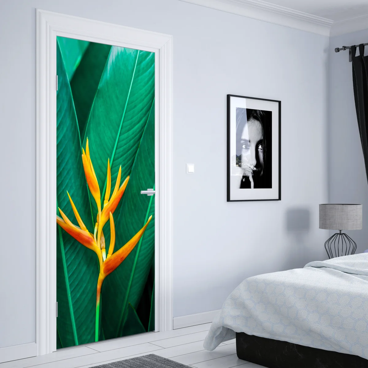 Türaufkleber leuchtende tropische paradiesvogelblume auf grünen blättern Türaufkleber leuchtende tropische paradiesvogelblume auf grünen blättern