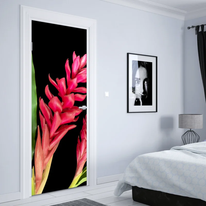 Türaufkleber leuchtende zier-ingwer-blüte auf schwarzem hintergrund Türaufkleber leuchtende zier-ingwer-blüte auf schwarzem hintergrund