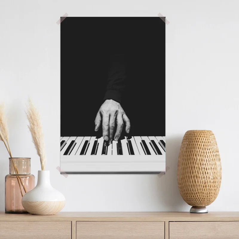 Poster monochromes nahaufnahme einer hand am klavier Poster monochromes nahaufnahme einer hand am klavier