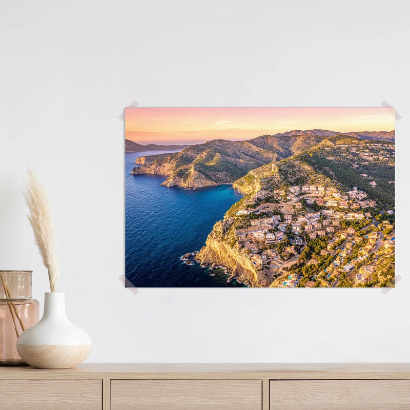 Poster sonnenuntergang über küstenlandschaft mit dorf am kliff Poster sonnenuntergang über küstenlandschaft mit dorf am kliff