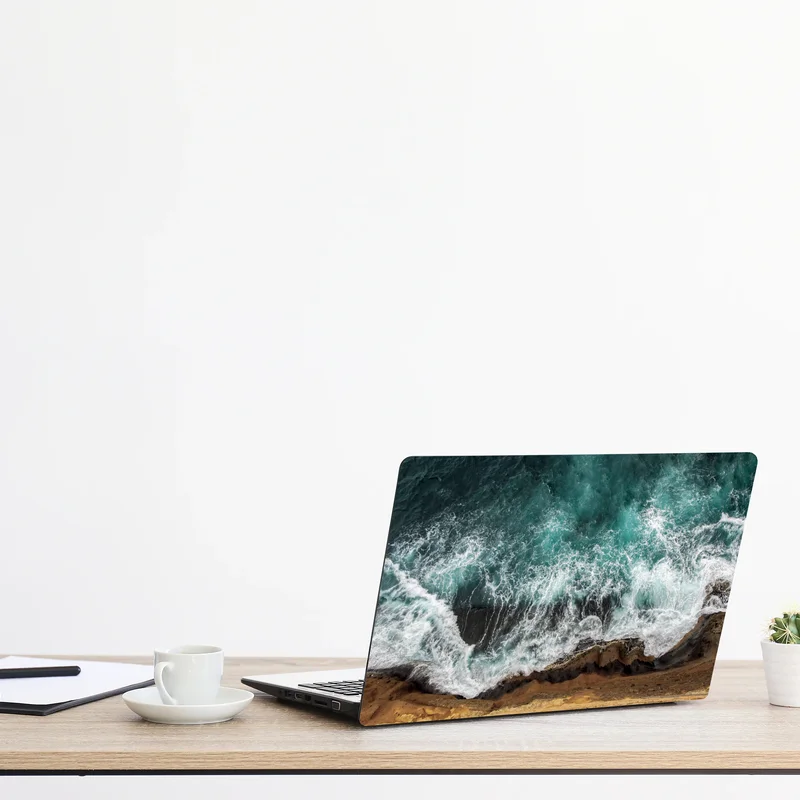 Naklejka na laptopa turkusowe wybrzeże z lotu ptaka z rozbijającymi się falami