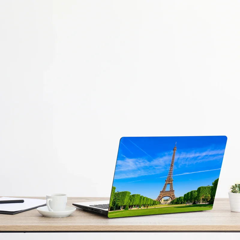 Naklejka na laptopa Wieża Eiffla na Polu Marsowym, żywy paryski krajobraz