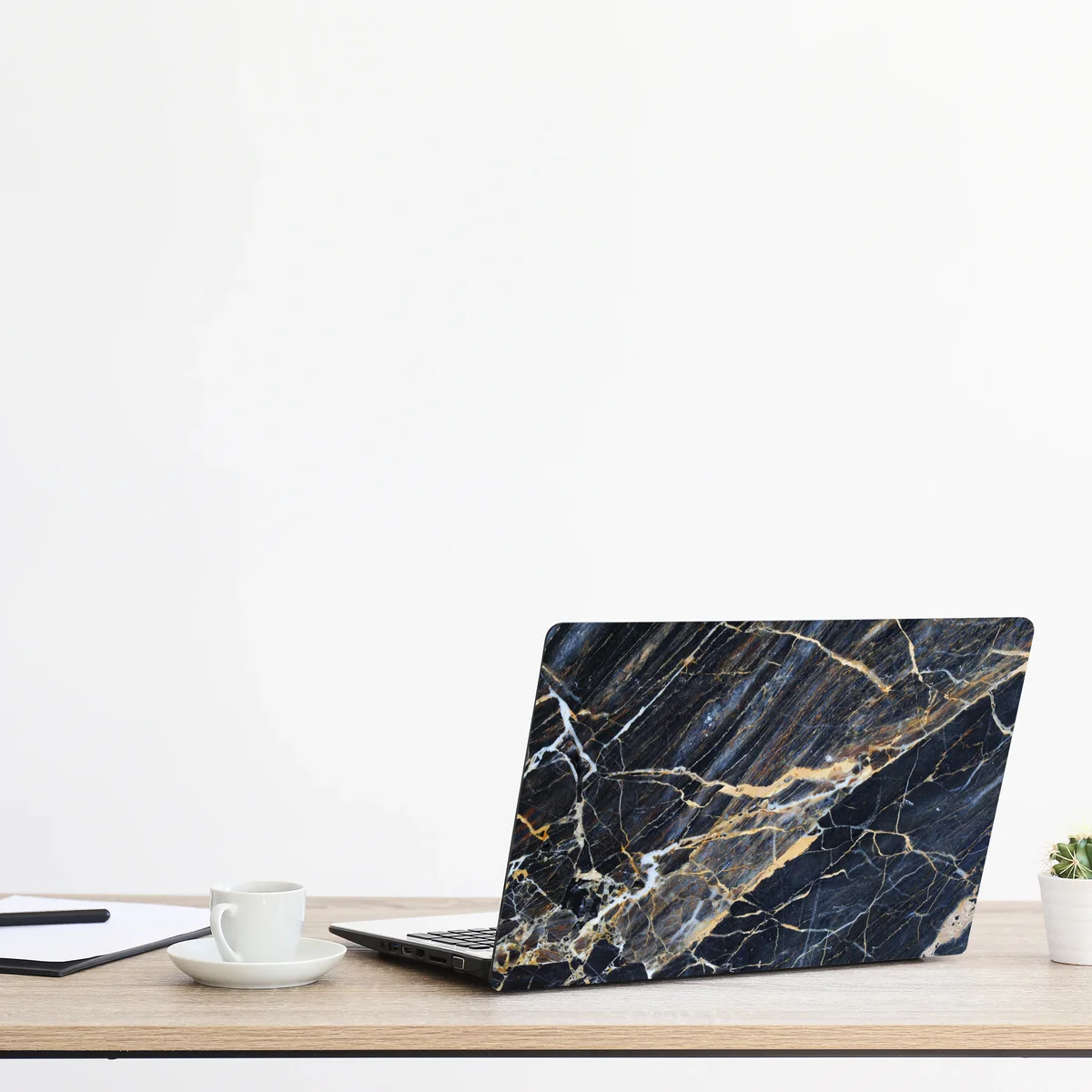 Laptop-Aufkleber dunkler marmor mit goldenen und cremefarbenen adern Laptop-Aufkleber dunkler marmor mit goldenen und cremefarbenen adern