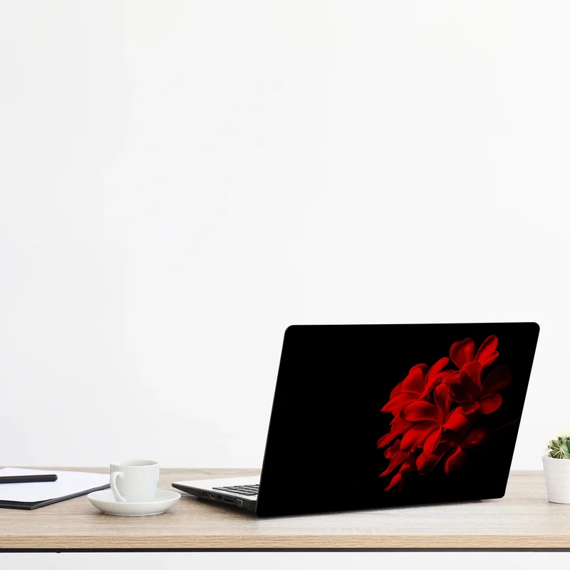 Laptop-Aufkleber rote plumeria auf schwarzem hintergrund