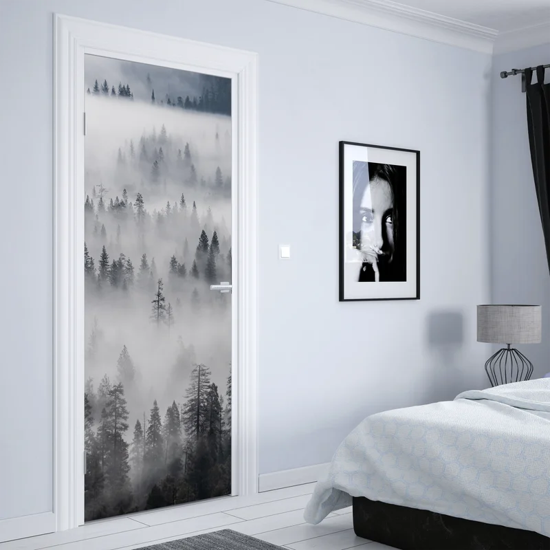 Türaufkleber nebeliger kiefernwald