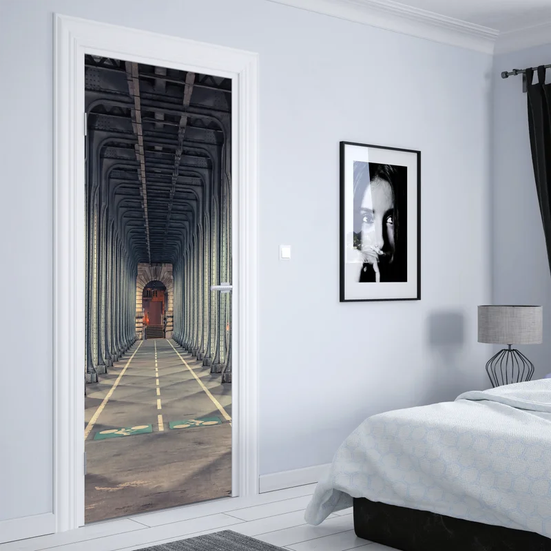 Türaufkleber symmetrischer stahlkorridor einer brücke bei nacht