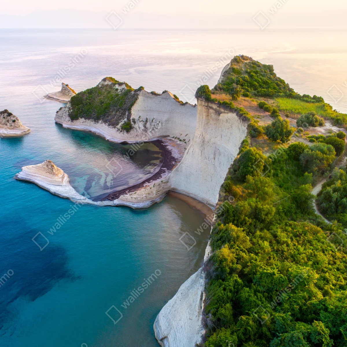 Repositionierbarer Aufkleber luftaufnahme von klippen und türkisfarbenem meer Repositionierbarer Aufkleber luftaufnahme von klippen und türkisfarbenem meer