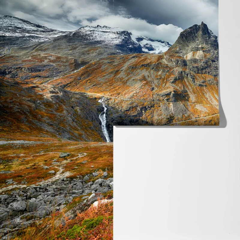 Fototapete herbstliche berglandschaft mit wasserfall und serpentinenstraße Fototapete herbstliche berglandschaft mit wasserfall und serpentinenstraße