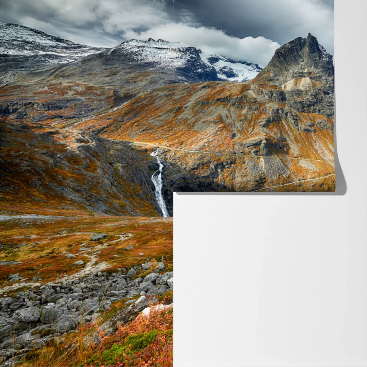Fototapete herbstliche berglandschaft mit wasserfall und serpentinenstraße Fototapete herbstliche berglandschaft mit wasserfall und serpentinenstraße