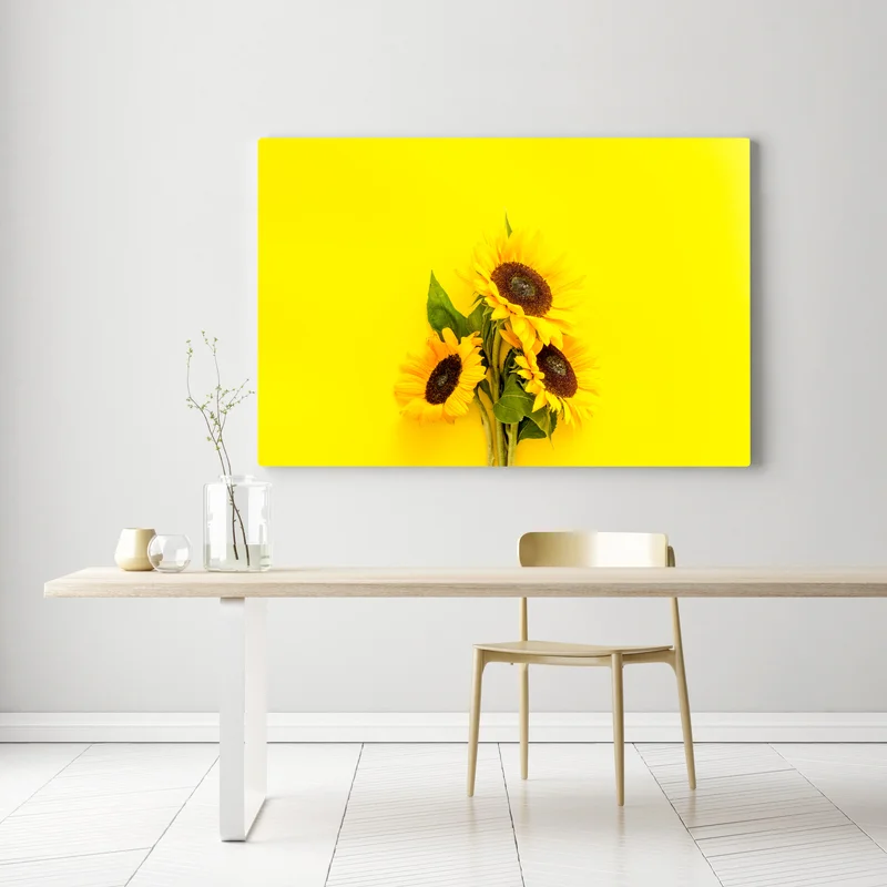 Leinwandbild leuchtender sonnenblumenstrauß auf gelbem hintergrund Leinwandbild leuchtender sonnenblumenstrauß auf gelbem hintergrund