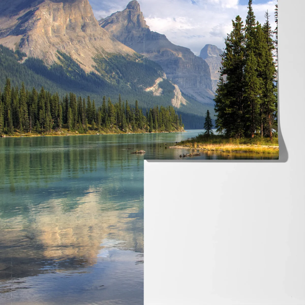 Fototapete ruhiger alpensee mit insel und bergen Fototapete ruhiger alpensee mit insel und bergen