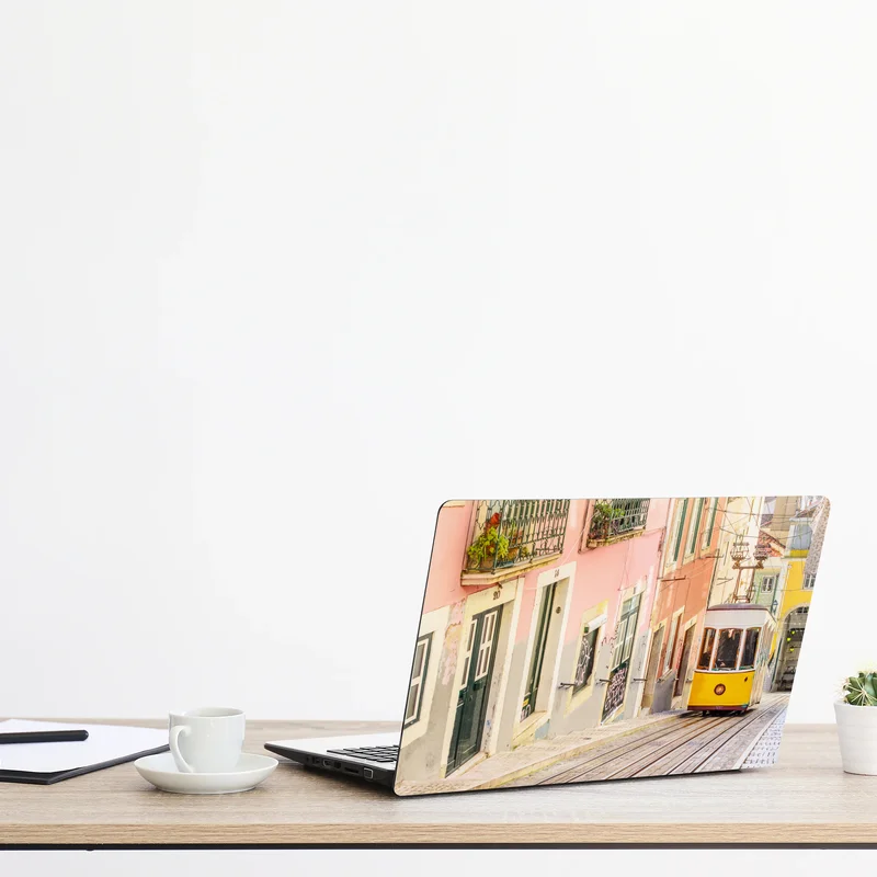 Laptop-Aufkleber sonnige Lissabon straßenbahn in pastellfarben Laptop-Aufkleber sonnige Lissabon straßenbahn in pastellfarben