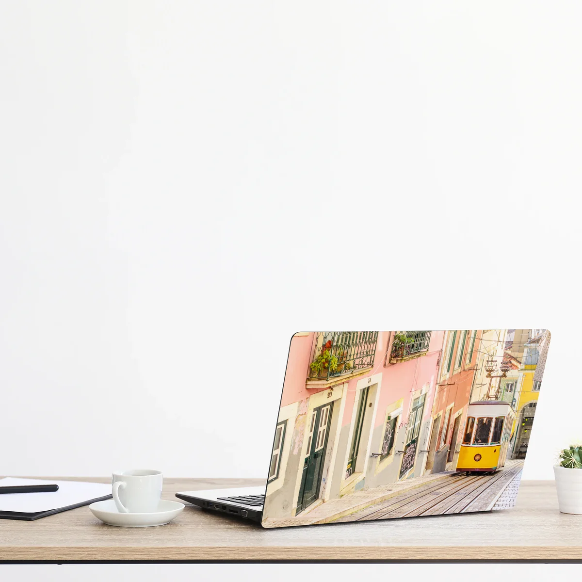 Laptop-Aufkleber sonnige Lissabon straßenbahn in pastellfarben Laptop-Aufkleber sonnige Lissabon straßenbahn in pastellfarben