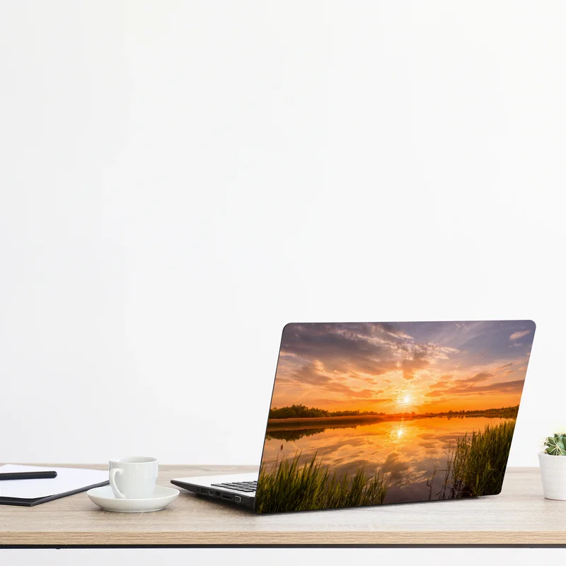 Laptop-Aufkleber goldener sonnenuntergang über idyllischem see