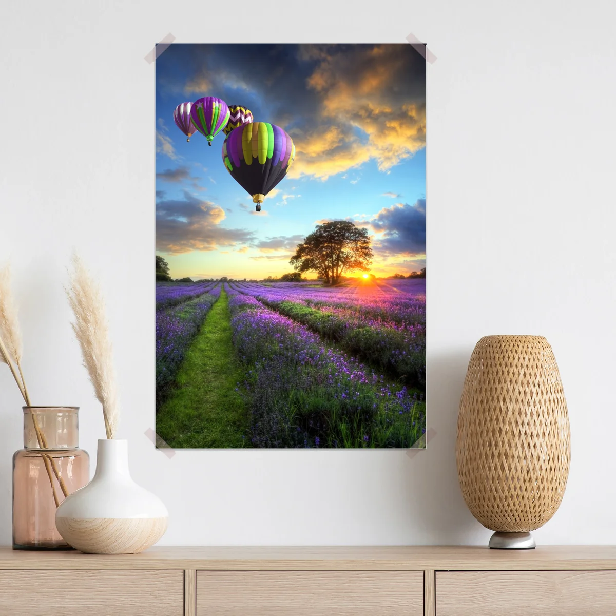 Poster lavendersonnenuntergang mit bunten heißluftballons Poster lavendersonnenuntergang mit bunten heißluftballons