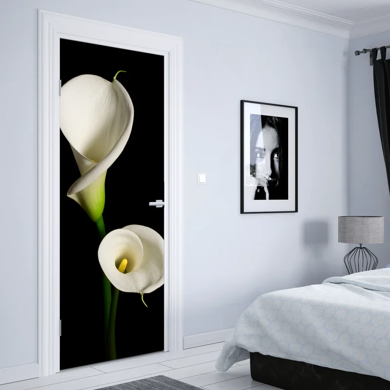 Türaufkleber weiße calla vor schwarzem hintergrund