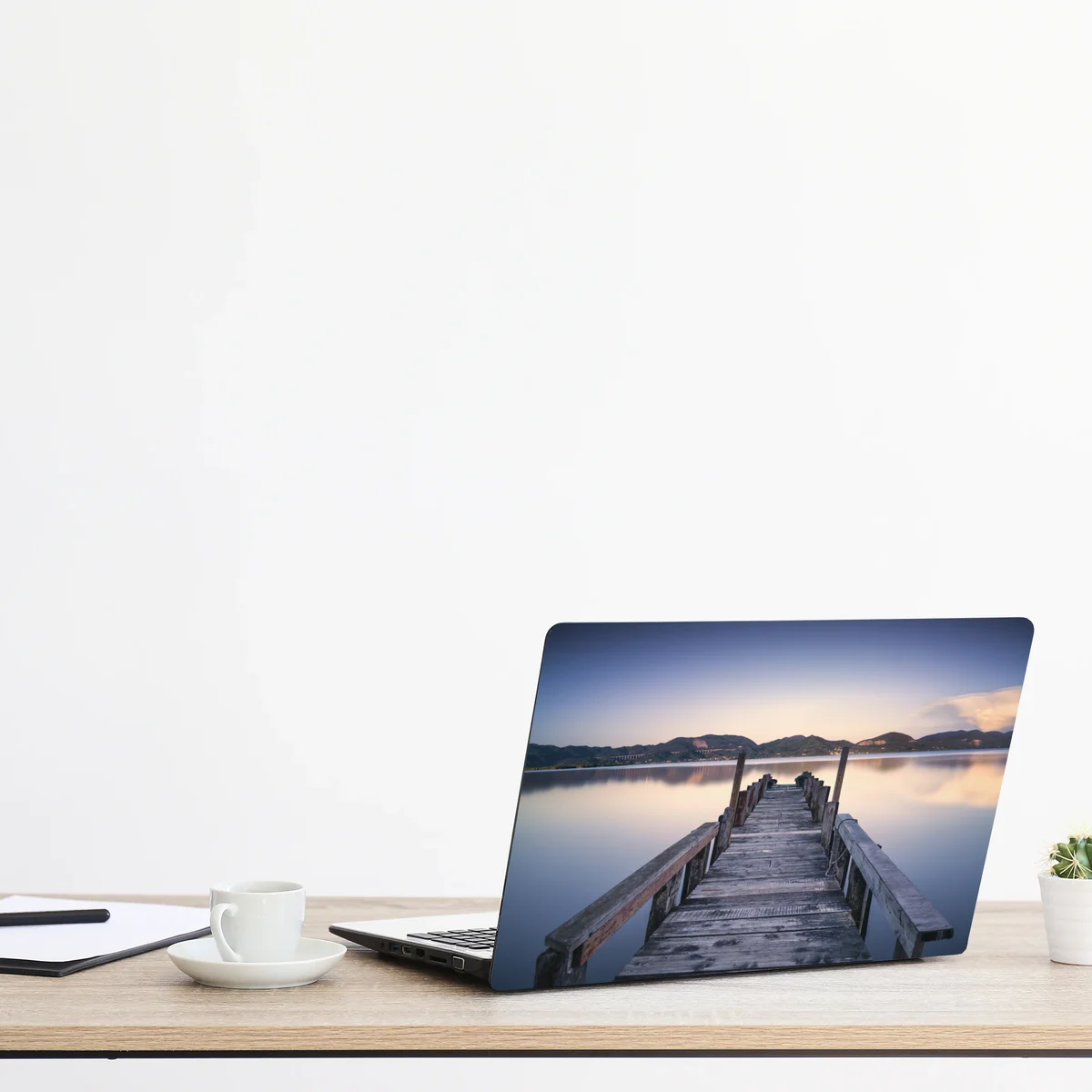 Naklejka na laptopa drewniany pomost nad jeziorem Versilia Massaciuccoli Naklejka na laptopa drewniany pomost nad jeziorem Versilia Massaciuccoli