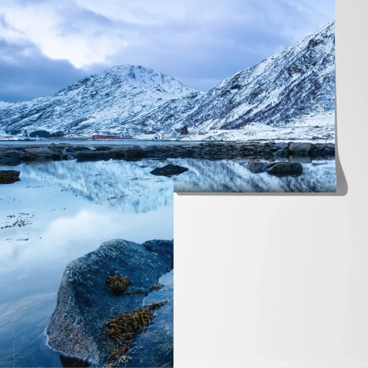 Fototapete schneebedeckter berg gespiegelt auf ruhigem wasser, Norwegen Fototapete schneebedeckter berg gespiegelt auf ruhigem wasser, Norwegen