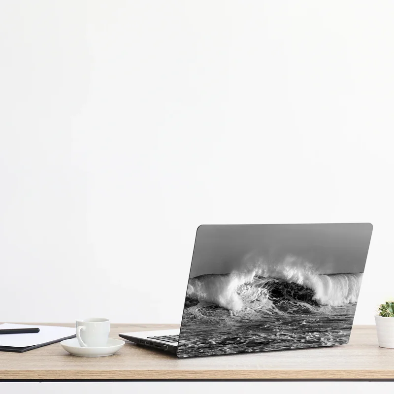 Naklejka na laptopa dramatyczna czarno-biała fala oceanu Naklejka na laptopa dramatyczna czarno-biała fala oceanu