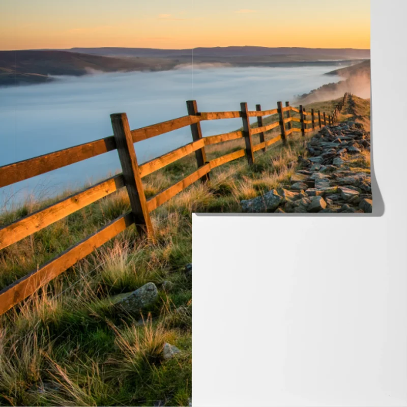 Fototapete sonnenaufgang über einem nebligen bergrücken mit steinweg Fototapete sonnenaufgang über einem nebligen bergrücken mit steinweg