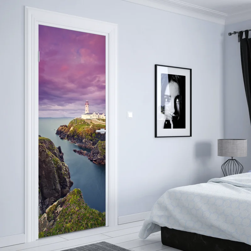 Türaufkleber lila leuchtturm an steiler küste Türaufkleber lila leuchtturm an steiler küste