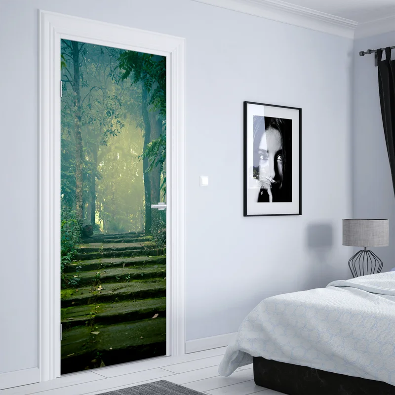 Türaufkleber moosbedeckte steintreppe in den nebligen wald Türaufkleber moosbedeckte steintreppe in den nebligen wald