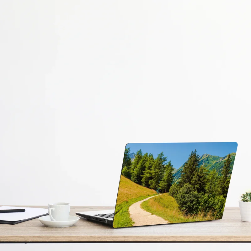 Naklejka na laptopa szlak górski w Szwajcarii latem