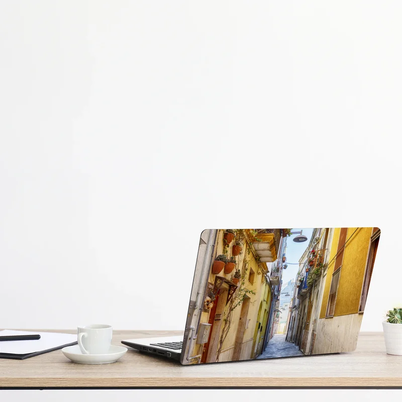 Laptop-Aufkleber sonnige gasse in Brindisi