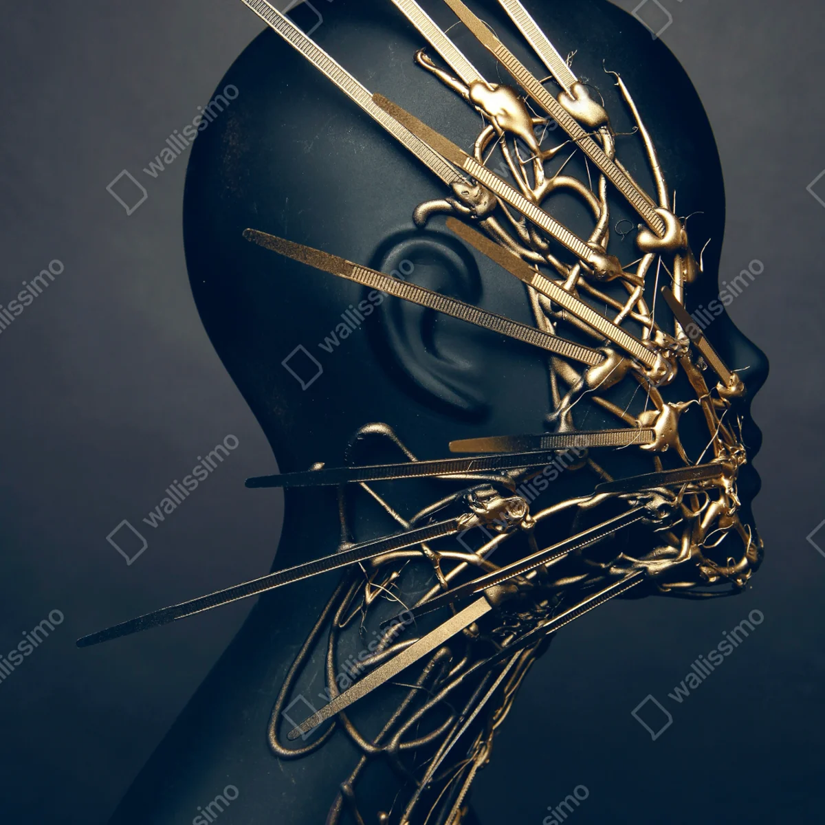 Repositionierbarer Aufkleber goldene drahtskulptur auf schwarzer büste Repositionierbarer Aufkleber goldene drahtskulptur auf schwarzer büste