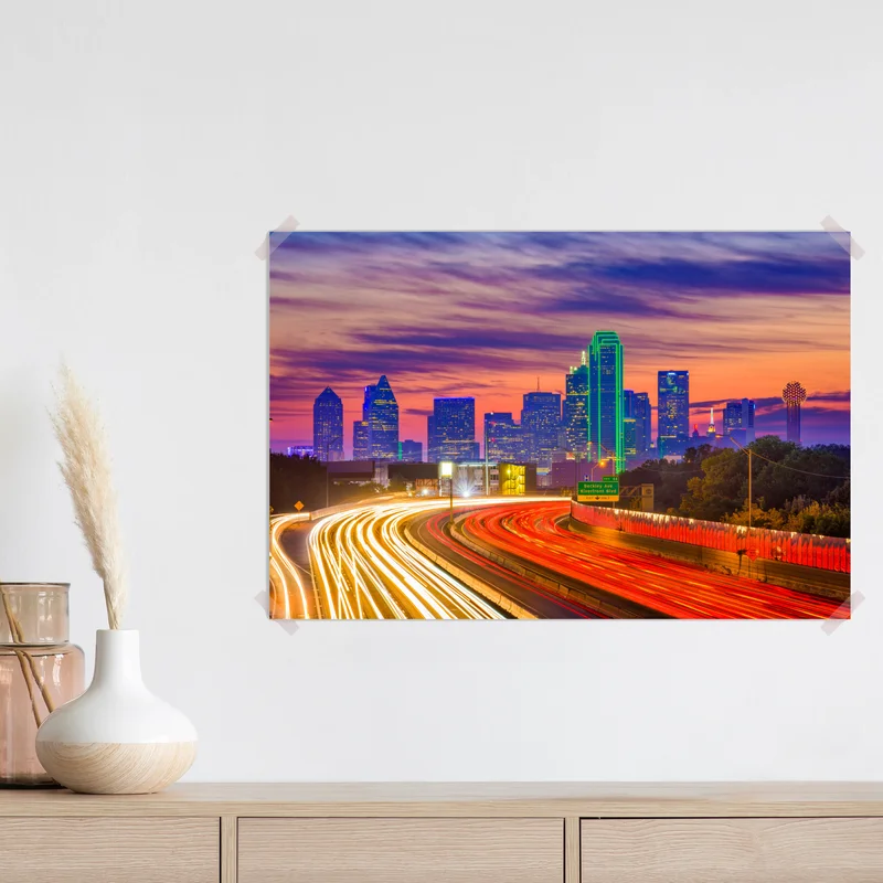 Poster panorama von Dallas bei sonnenuntergang mit lichtspuren auf der autobahn Poster panorama von Dallas bei sonnenuntergang mit lichtspuren auf der autobahn