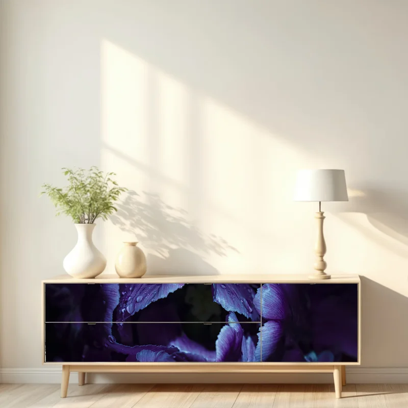 Repositionierbarer Aufkleber lila tulpe im ultravioletten licht Repositionierbarer Aufkleber lila tulpe im ultravioletten licht