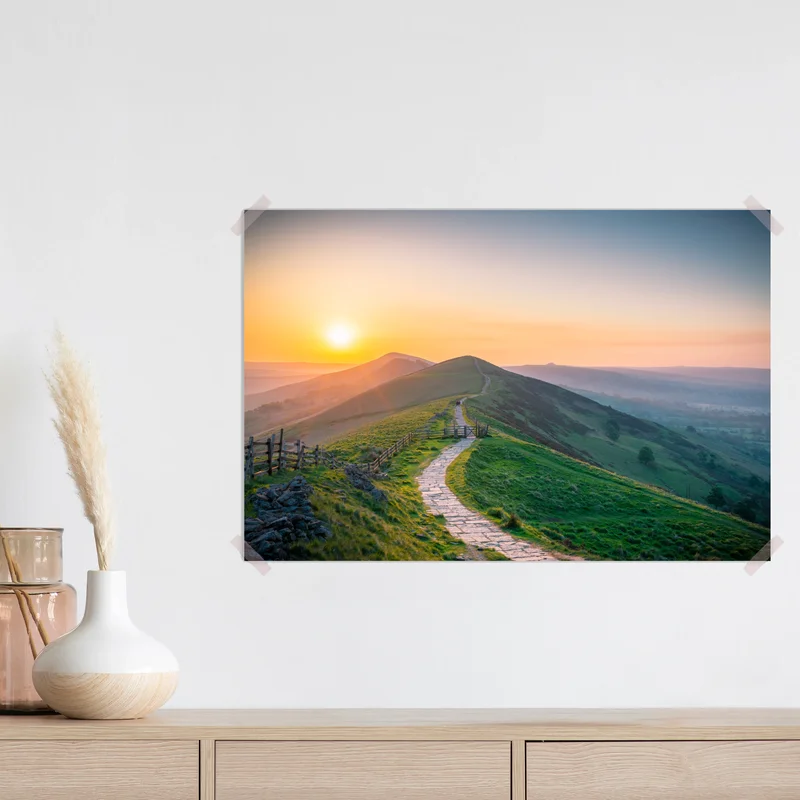 Poster sonnenaufgang über grünen hügeln mit steinweg Poster sonnenaufgang über grünen hügeln mit steinweg