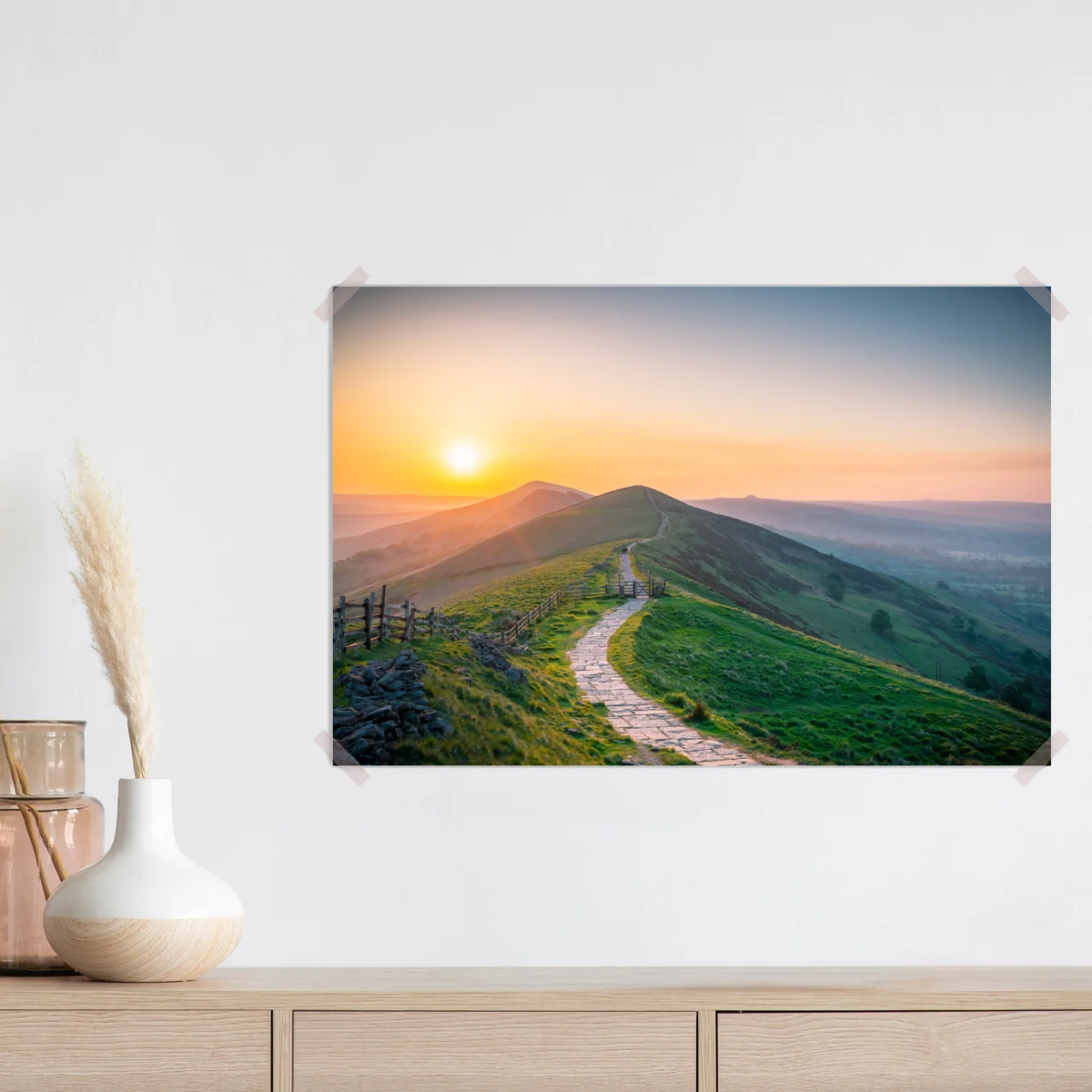 Poster sonnenaufgang über grünen hügeln mit steinweg Poster sonnenaufgang über grünen hügeln mit steinweg