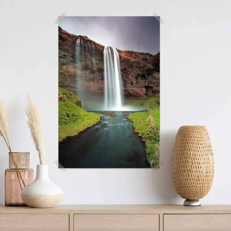 Poster nebeliger wasserfall im üppigen tal Poster nebeliger wasserfall im üppigen tal