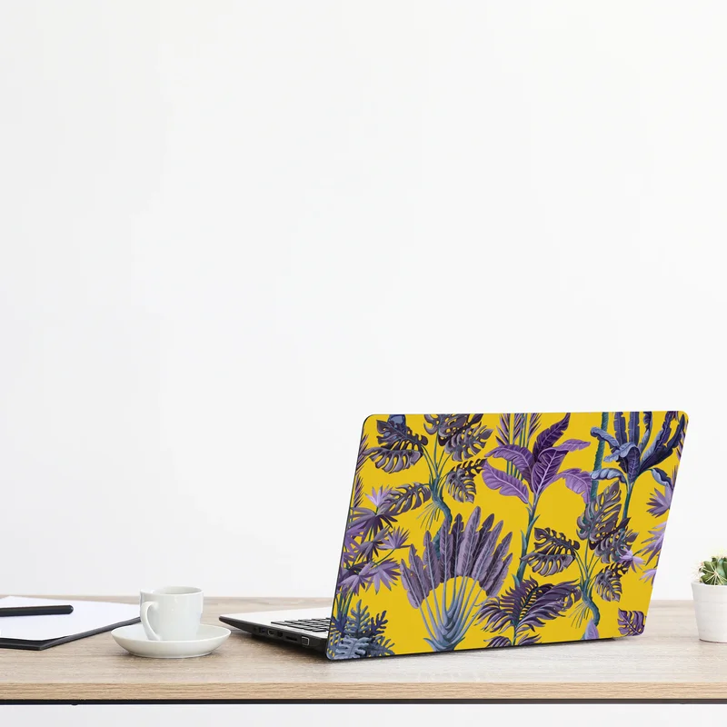 Naklejka na laptopa tropikalne fioletowe liście na żółtym tle