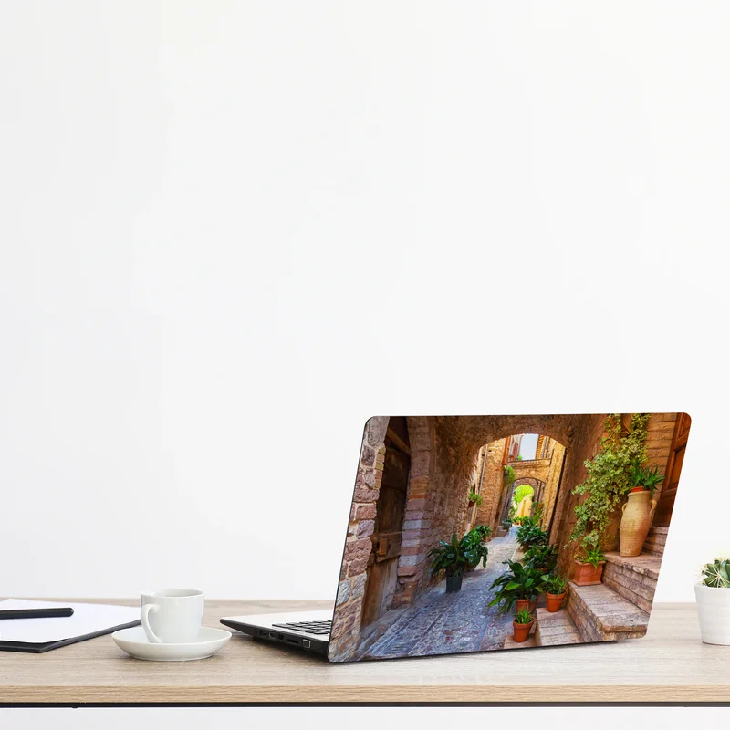 Naklejka na laptopa słoneczna uliczka z doniczkami w Spello Naklejka na laptopa słoneczna uliczka z doniczkami w Spello