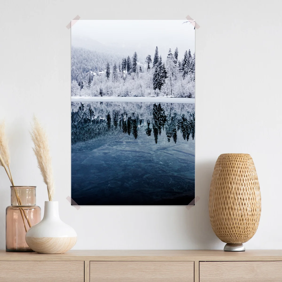 Poster winterlicher see mit spiegelung im verschneiten wald Poster winterlicher see mit spiegelung im verschneiten wald