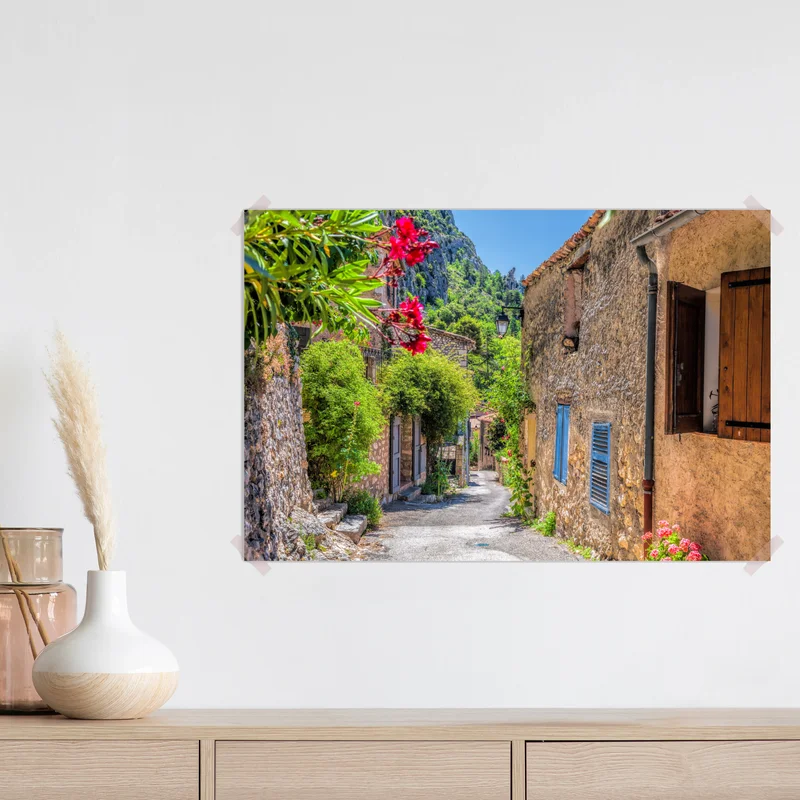 Poster Moustiers Sainte Marie reizvolle Dorfstraße in Provence Poster Moustiers Sainte Marie reizvolle Dorfstraße in Provence