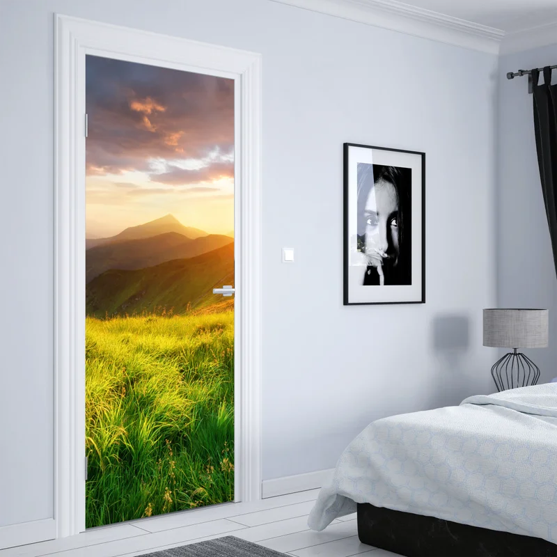 Türaufkleber sonnige bergwiese bei sonnenaufgang