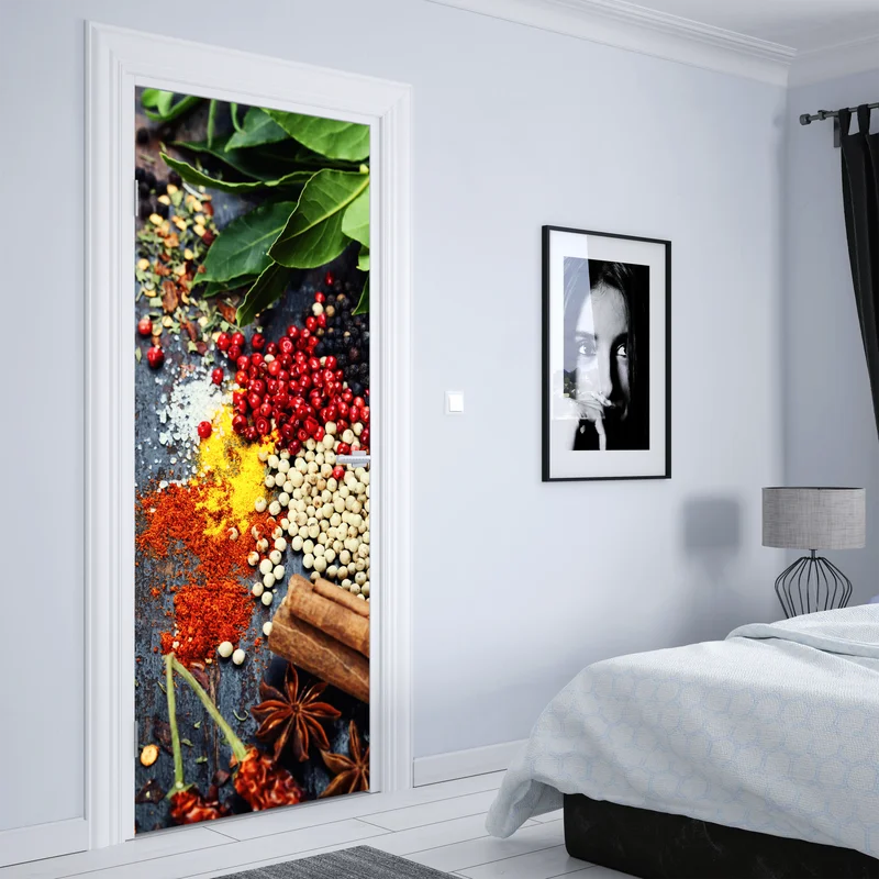 Türaufkleber buntes gewürzsortiment auf rustikalem holz