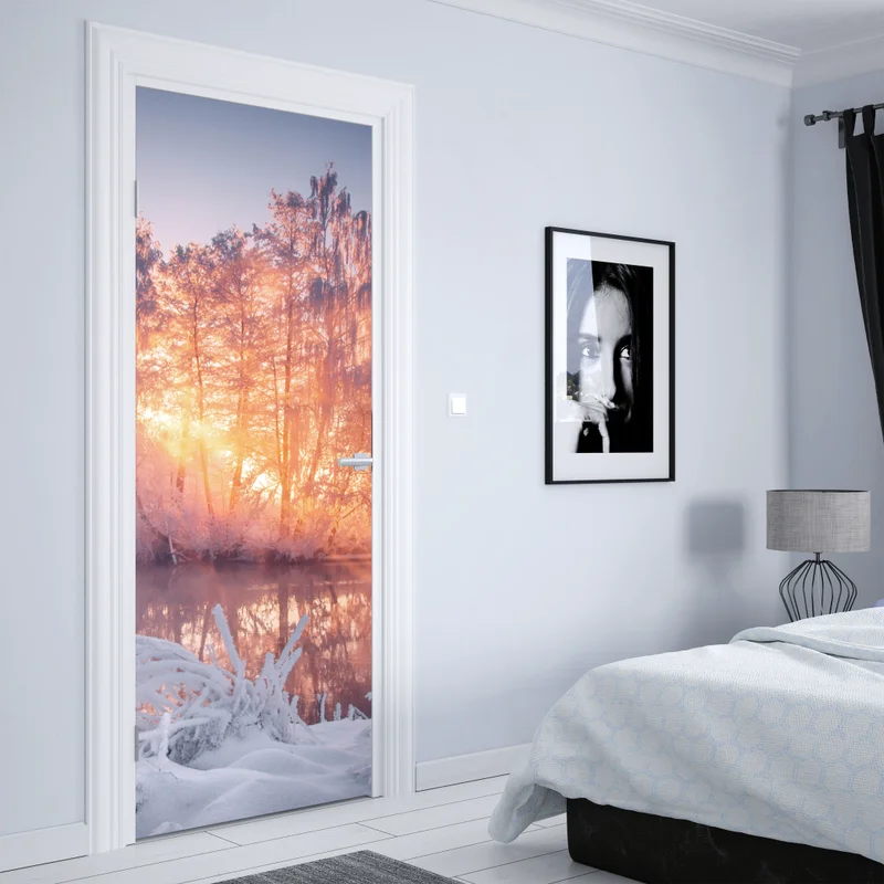 Türaufkleber winterlicher sonnenaufgang über zugefrorenem fluss