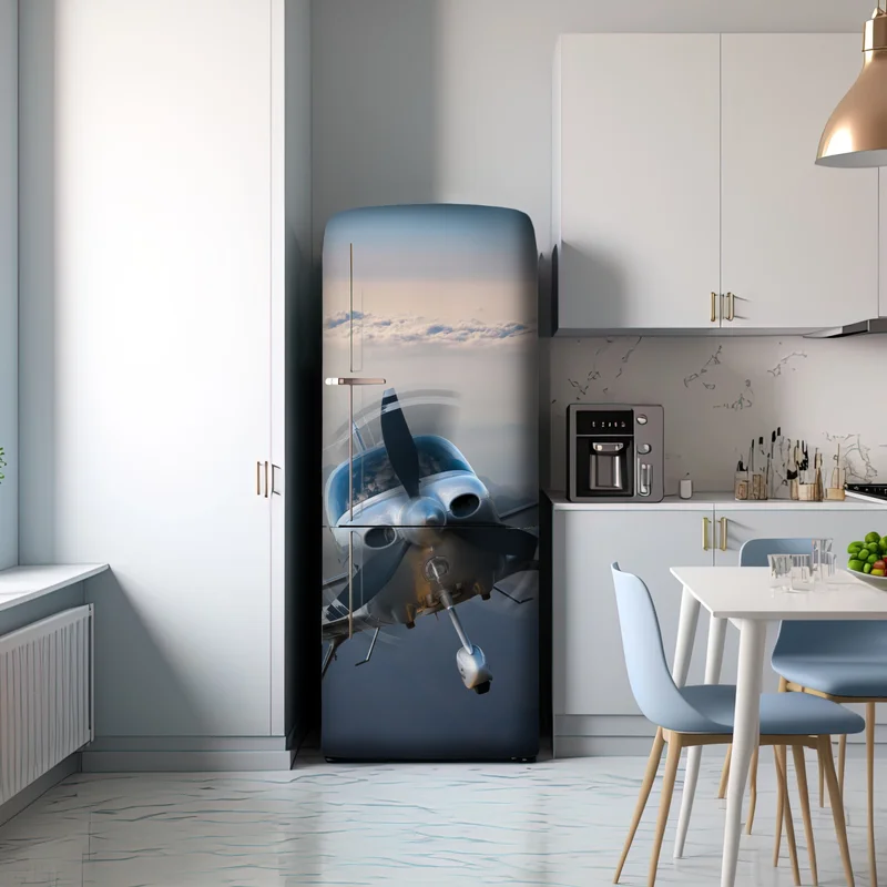 Kühlschrankaufkleber silbernes propellerflugzeug über nebeligen bergen