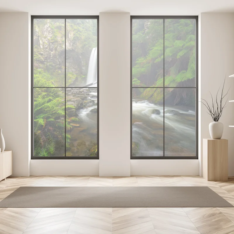 Naklejka na okno lśniący wodospad w lesie pełnym paproci