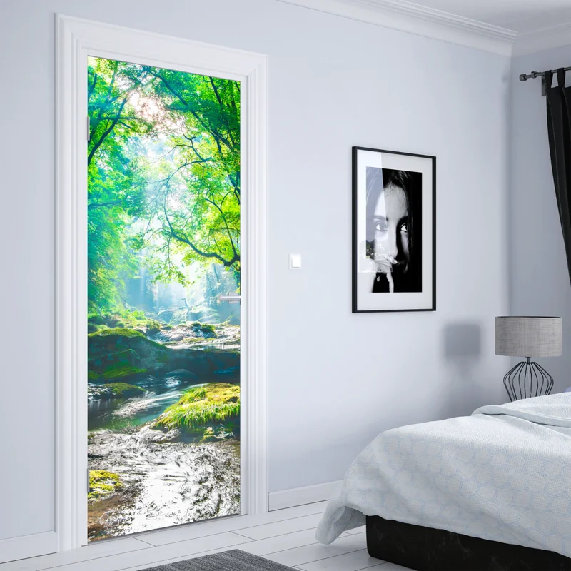 Türaufkleber sonnendurchfluteter waldbach mit moosbedeckten steinen