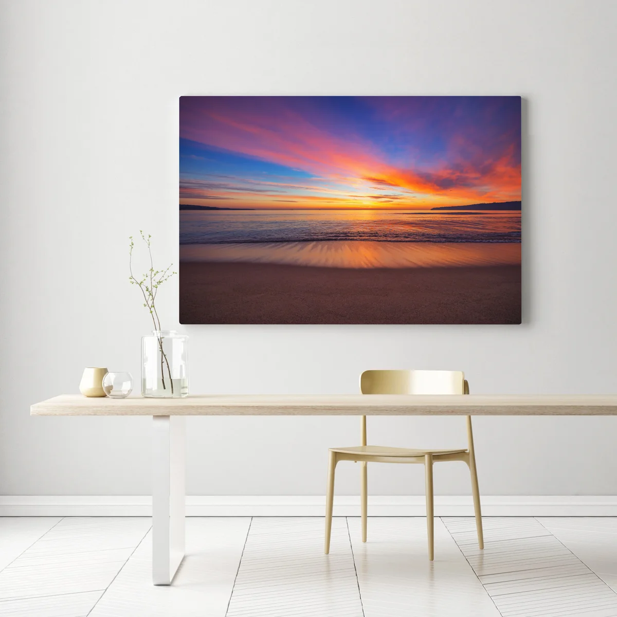 Leinwandbild lebendiger sonnenaufgang über einem ruhigen strand Leinwandbild lebendiger sonnenaufgang über einem ruhigen strand