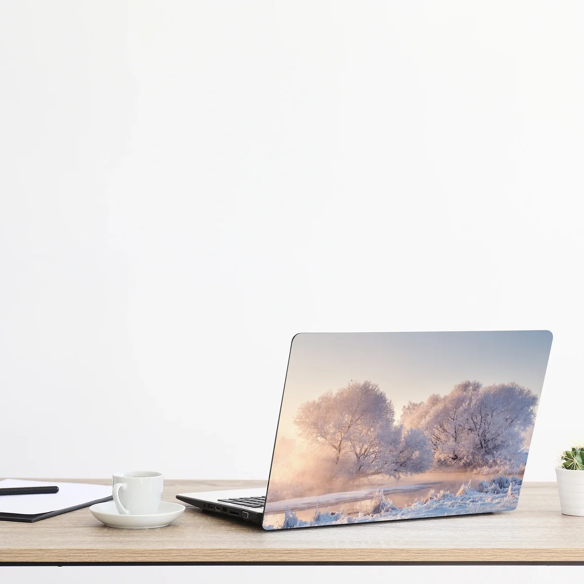 Naklejka na laptopa oszronione drzewa o świcie Naklejka na laptopa oszronione drzewa o świcie