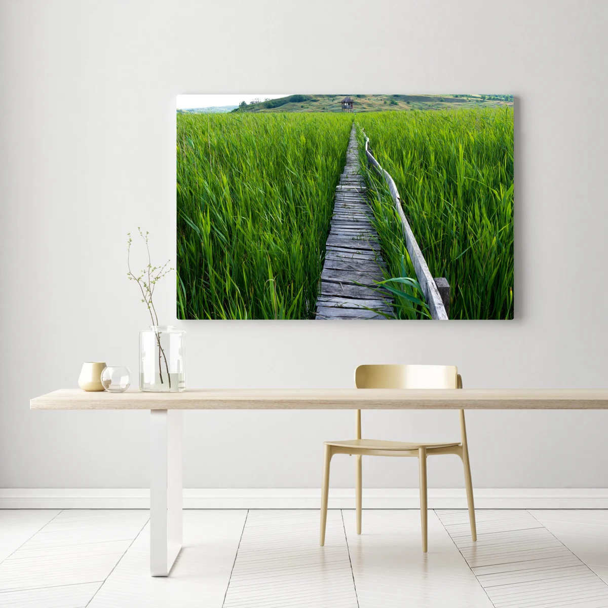 Leinwandbild ruhiger grüner steg durch schilfland zur rustikalen hütte Leinwandbild ruhiger grüner steg durch schilfland zur rustikalen hütte
