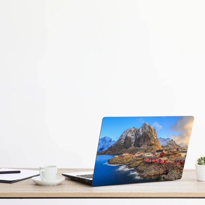 Naklejka na laptopa wioska nadbrzeżna w Norwegii z czerwonymi domkami