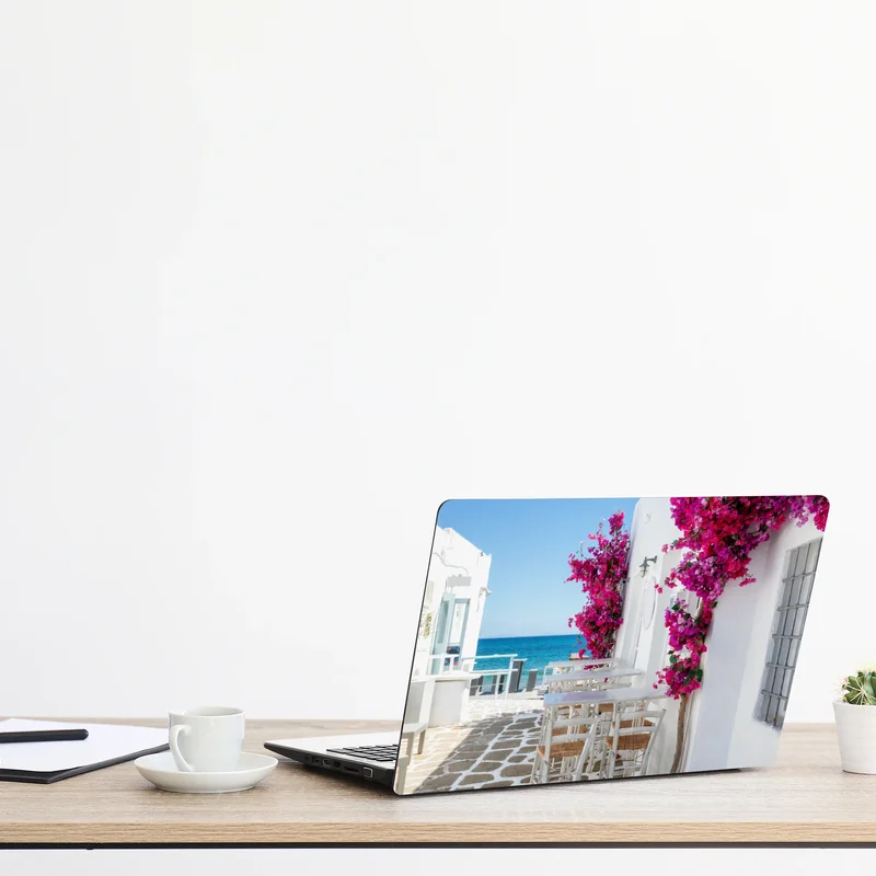 Laptop-Aufkleber sonnige mediterrane gasse mit bougainvillea Laptop-Aufkleber sonnige mediterrane gasse mit bougainvillea