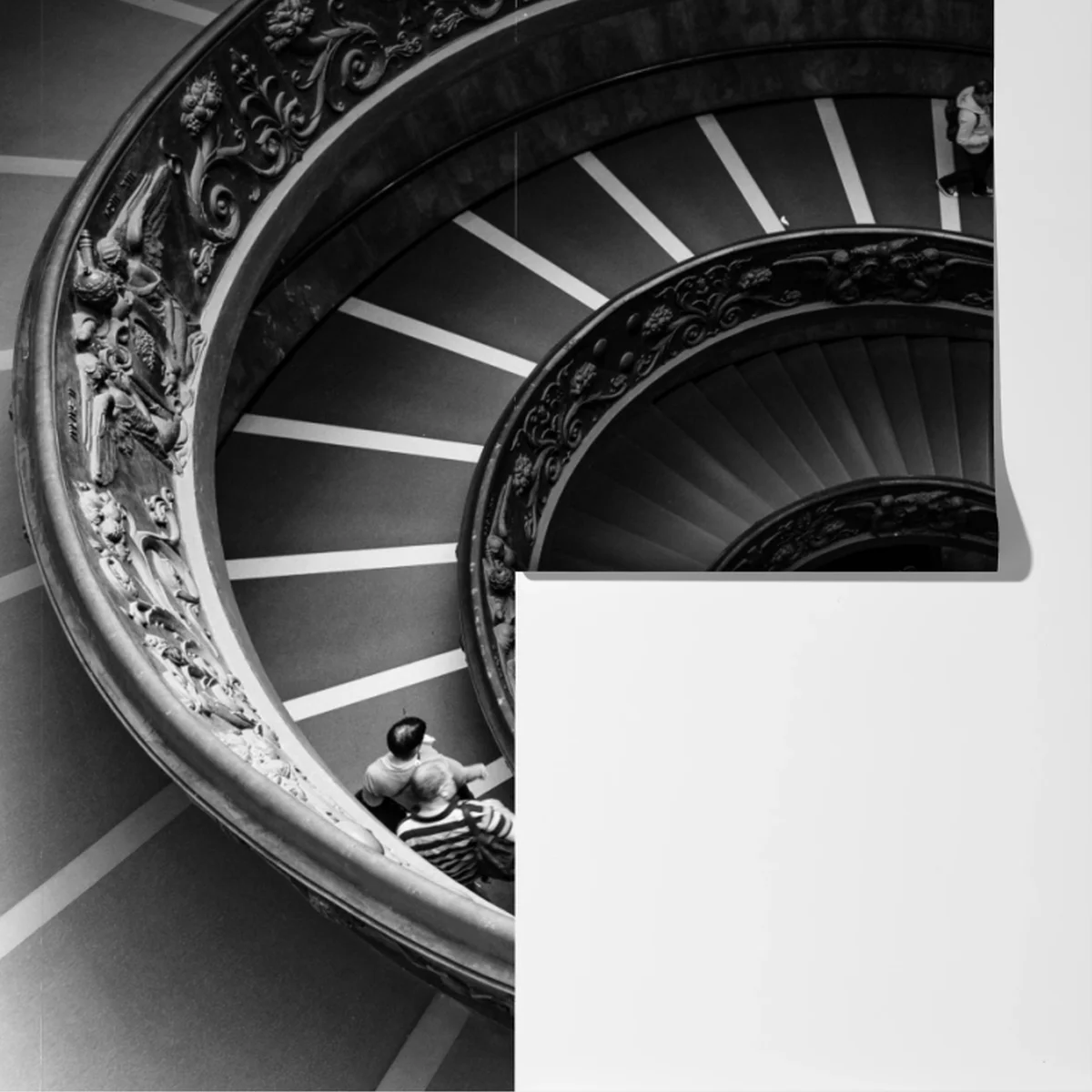 Fototapeta dramtyczne spiralne schody w monochromii Fototapeta dramtyczne spiralne schody w monochromii